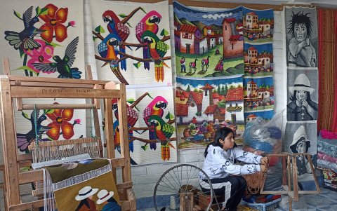 Actividad. Las mujeres se encargan de hilar para la confección de las prendas de lana y alpaca.