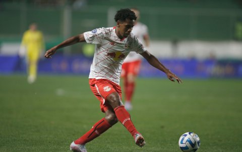 José Hurtado arrancó de titular y jugó los 90 minutos ante América Mineiro.