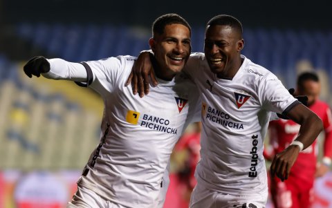Paolo Guerrero (i) y su celebración tras marcar el gol de la victoria ante Ñublense.
