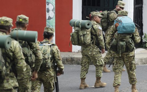 Soldados realizan vigilancia en Cabañas (El Salvador). Al menos 8.000 militares y policías continúan  con la búsqueda de 