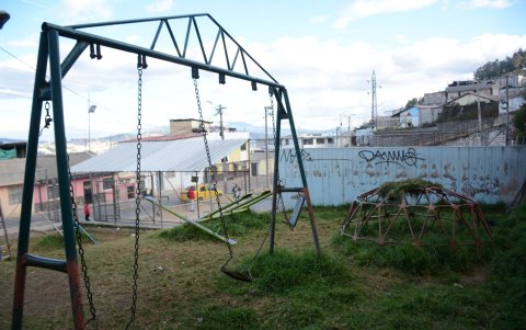 Descuido. Es evidente el descuido del área de los juegos.