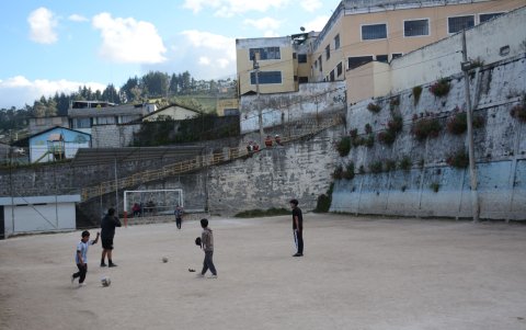 Distracción. Los niños juegan en canchas de tierra y se exponen a las lesiones que puedan enfrentar.