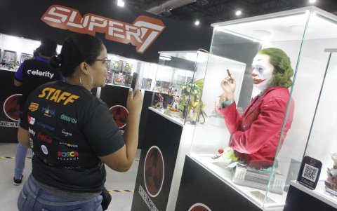 Colección. Los precios de las figuras van desde los $ 3 hasta los $ 1.000. En la gráfica, una aficionada del personaje de Guasón.