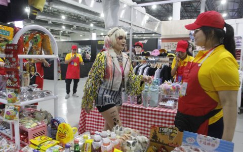 Hay negocios que también venden snacks importados de Asia.