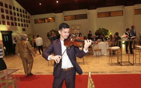 La velada contó con el acompañamiento musical del violinista Kevin Rivadeneira.