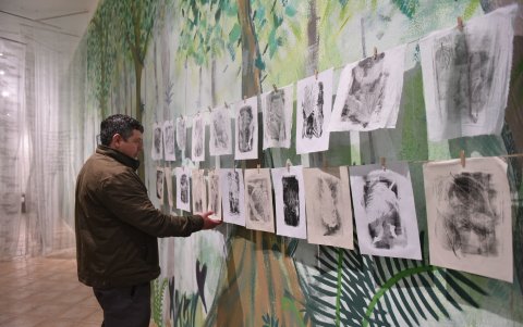 Visitantes a la exposición.