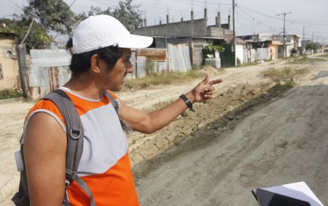 Ciro Menoscal, de la cooperativa 5 de Junio, muestra las calles con lodo en su zona y la falta de agua potable, alcantarillado, a pesar de pagar un impuesto predial que él cree alto.