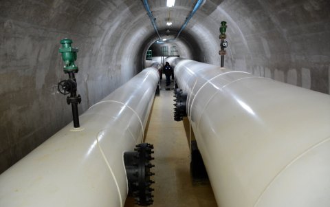 Transporte. Este sistema es el que posibilita la llegada del agua cruda a la ciudad.
