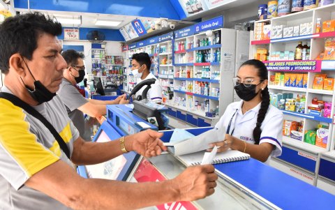 Usuarios compran sus medicinas en una farmacia de la ciudad de Machala, El Oro.