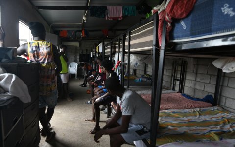 Literas acomodadas, una a lado de otra, sábanas y cajoneras, conforman la habitación compartida de los chicos.