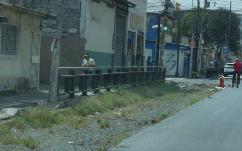 En la calle Venezuela y la 11 se observa maleza en algunos puntos previstos para la circulación de la metrovía de la troncal 4.