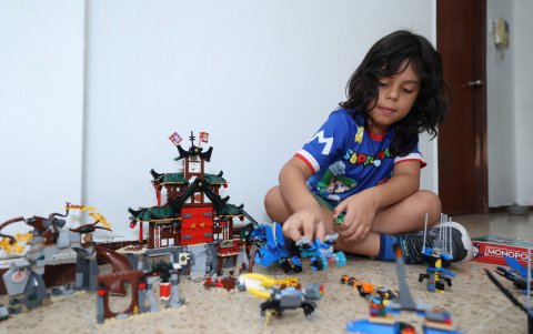 A Emilio Santana también le gustan los legos. Tiene una colección de figuras que ha armado con ellos.