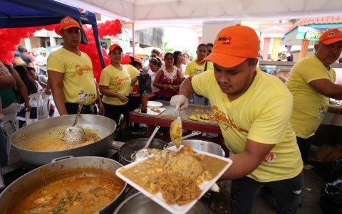 Comida. Plato de guatita de cangrejo acompañado de otros elementos para crear una bandera de crustáceo.