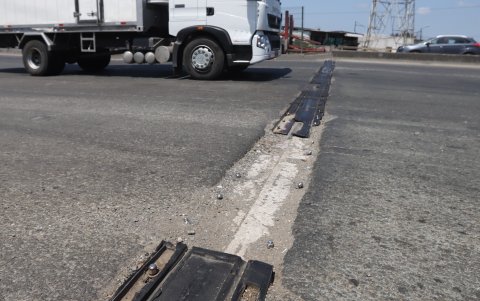 Hay tramos donde se observa la ausencia de las juntas de hierro, aparentemente sustraídas.