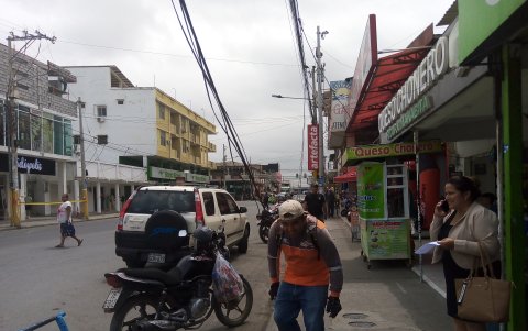 Los cables. En algunos puntos topan el piso y dificultan la circulación.