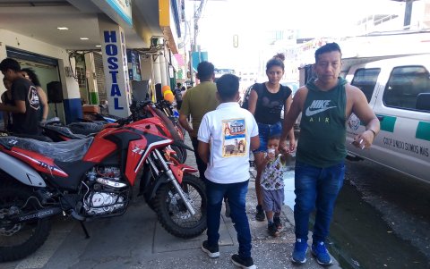 En la arteria se torna difícil para los peatones movilizarse.