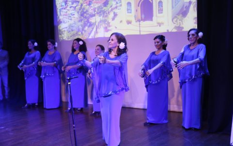 El público aplaudió de pie el talento de Patty Salcedo y su coro de castañuelas.