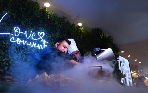 Juan Sarango y Carlos Arboleda en su propuesta de helados.