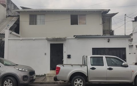 Casa donde funcionaba Instaredes, hace varios años, según vecinos de la calle Acacias, en Urdesa Central, norte de Guayaquil.