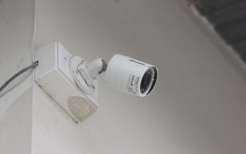 Una cámara de videovigilancia en un cuartel de bomberos, en Guayaquil.