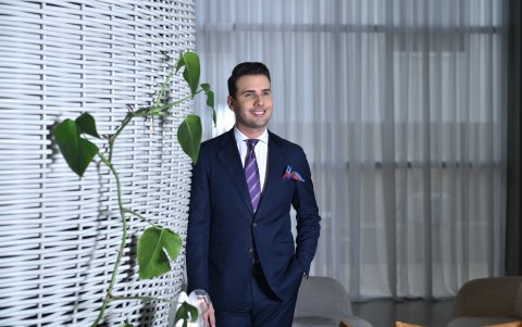 Es de pocos amigos, desconfiado y hermético.