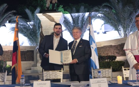 Aquiles Álvarez entrega un reconocimiento al director de la Junta de Beneficencia, Juan Xavier Cordovez.