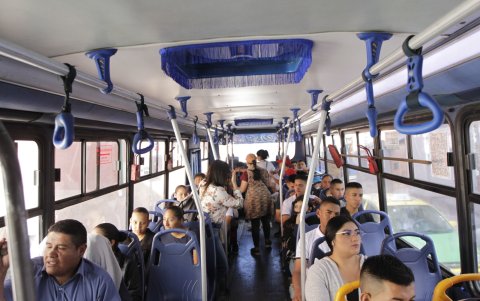 Control. La tarea de los ayudantes como Jhonny Bonilla permite saber al conductor si se detiene o no por un pasajero.