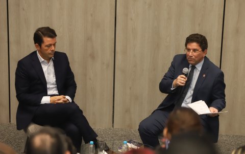 Francisco Jiménez acompañado de Santiago Velázquez, decano de la facultad de Derecho de la UEES y encargado de la presentación.