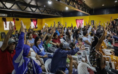 Migrantes levantan las manos para identificarlos de donde provienen, hoy miércoles 9 de agoto en el albergue Ágape Misión Mundial, en la fronteriza de Tijuana, Baja California (México). z