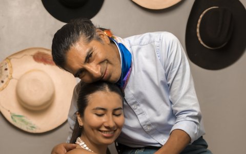 Su hija Ñusta forma parte de su equipo de colaboradores en esta campaña.