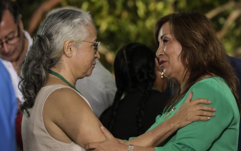 La presidenta de Perú, Dina Boluarte, (der) b.usca hacerle frente a la delincuencia del país.