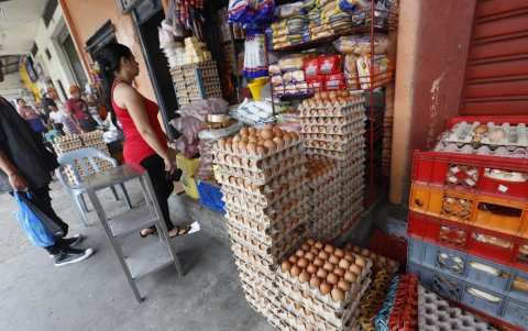 Negocio. Los clientes buscan comprar los huevos en los depósitos, porque en las tiendas de barrio el alimento está más caro.