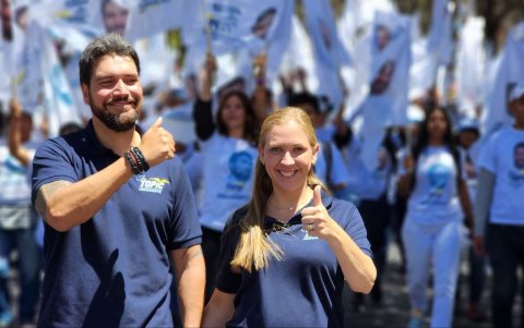 Jan Topic en campaña junto a su esposa.