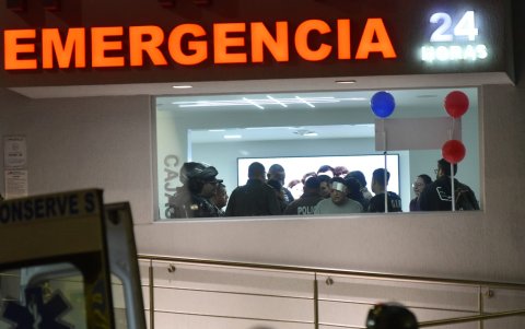 Heridos saliendo de la clínica.