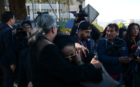 Familiares de Fernando Villavicencio llegaron a la morgue de Quito este 10 de agosto.
