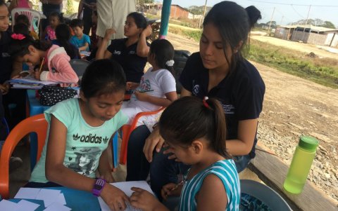 Leslie trabaja con menores de edad