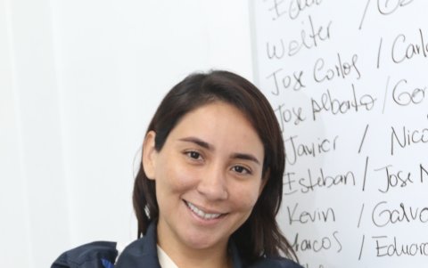 La periodista dirige a un gran grupo humano en el medio de comunicación