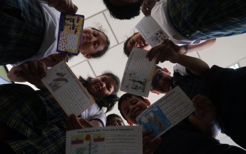 Los niños posan con sus dibujos