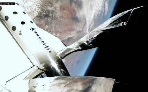 La compañía Virgin Galactic, del multimillonario Richard Branson, realizó este jueves 10 de agosto su segundo vuelo comercial suborbital con un avión espacial reutilizable.