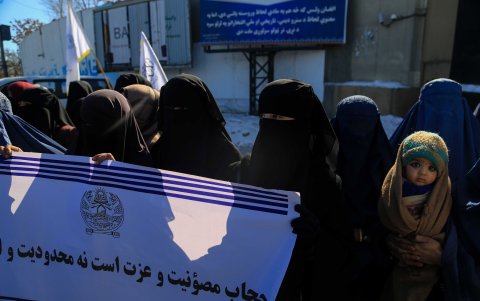 Mujeres simpatizantes de los talibanes se manifiesta en favor de la vestimenta femeninay en una pancarta se puede leer: 
