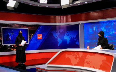 Dos presentadoras del canal Tolo TV veladas, después de que las autoridades afganas ordenaron en mayo de 2022 a las mujeres que aparecía en televisión que se cubrieran el rostro.