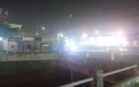 También hay luminarias del lado del canal de agua que no encienden.