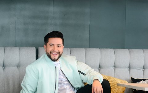 Es el presentador del nuevo espacio 'Bingazo'.