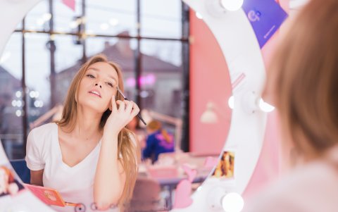 Las sombras metálicas es una opción fácil para darle un plus a su maquillaje.