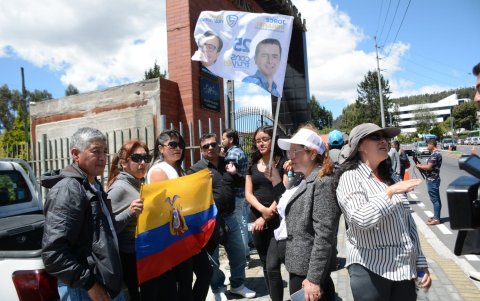El cuerpo del candidato a la Presidencia de Ecuador Fernando Villavicencio fue trasladado desde la morgue en donde se le realizó la autopsia a un tanatorio donde será velado.