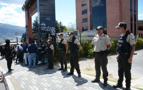 Policías custodian el lugar donde se están velando los restos de Fernando Villavicencio.