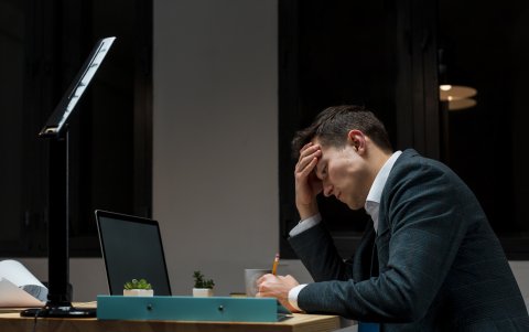 Un mal ambiente laboral complica su salud mental y física.