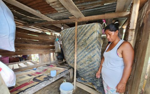 Silvia Pinillos  vive en un improvisado cuarto donde solo entran un colchón y la cocina.