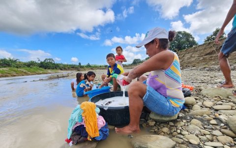 Margarita Valdez lava su ropa en el río Teaone debido a la falta del líquido vital en su casa.