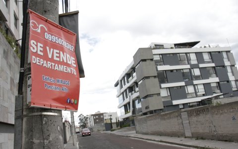 Ventas. Letreros de alquiler y venta de apartamentos se ven por todo el barrio. Residentes indican que muchos vecinos han dejado el lugar frente a la inseguridad para mudarse a otras localidades.